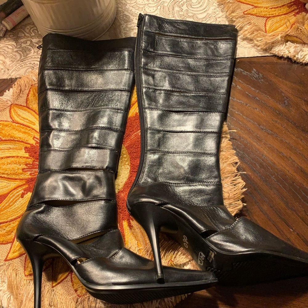 Patrizia Pancaldi Cut Out style boots size 7.1/2 but fits a size 7